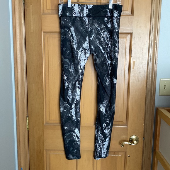 Large Marble Under Armour Leggings - Picture 2 of 3